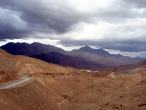 Jana Pospíšilová - Indie Ladakh - cesta z Lehu do Kargilu - sedlo Fotu La 4 094 m n. m..