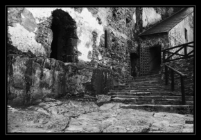 Černobíle… - Ticho opuštěného hradu