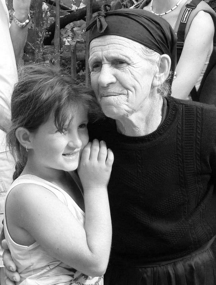 Stařenka s vnučkou, Albánie