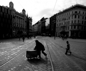 Černobíle… - Přes náměstí
