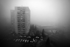 Černobíle… - Sidlisko v hmle