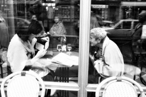 Černobíle… - V pařížské kavárně