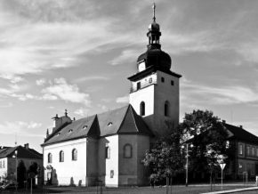 Černobíle… - Unhošťský kostel Petra a Pavla