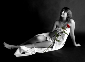 Černobíle… - Dívka s růží 2
