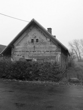 Černobíle… - Vesnický domek