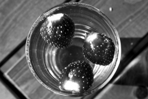 Černobíle… - Jahody ve sklenici s vodou
