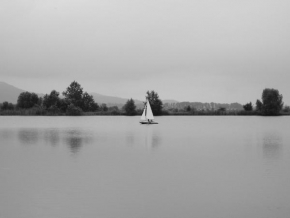 Černobíle… - Loďka na laguně