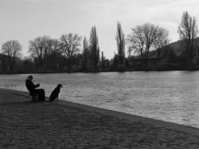Černobíle… - U řeky