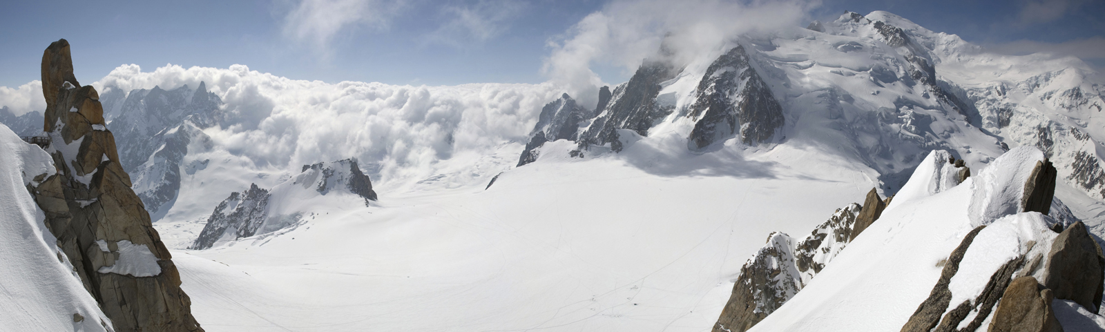 Mont Blanc nad oblačnou peřinou