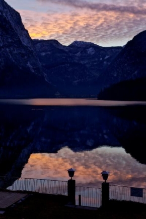 Po setmění - Halstattské jezero před usnutím