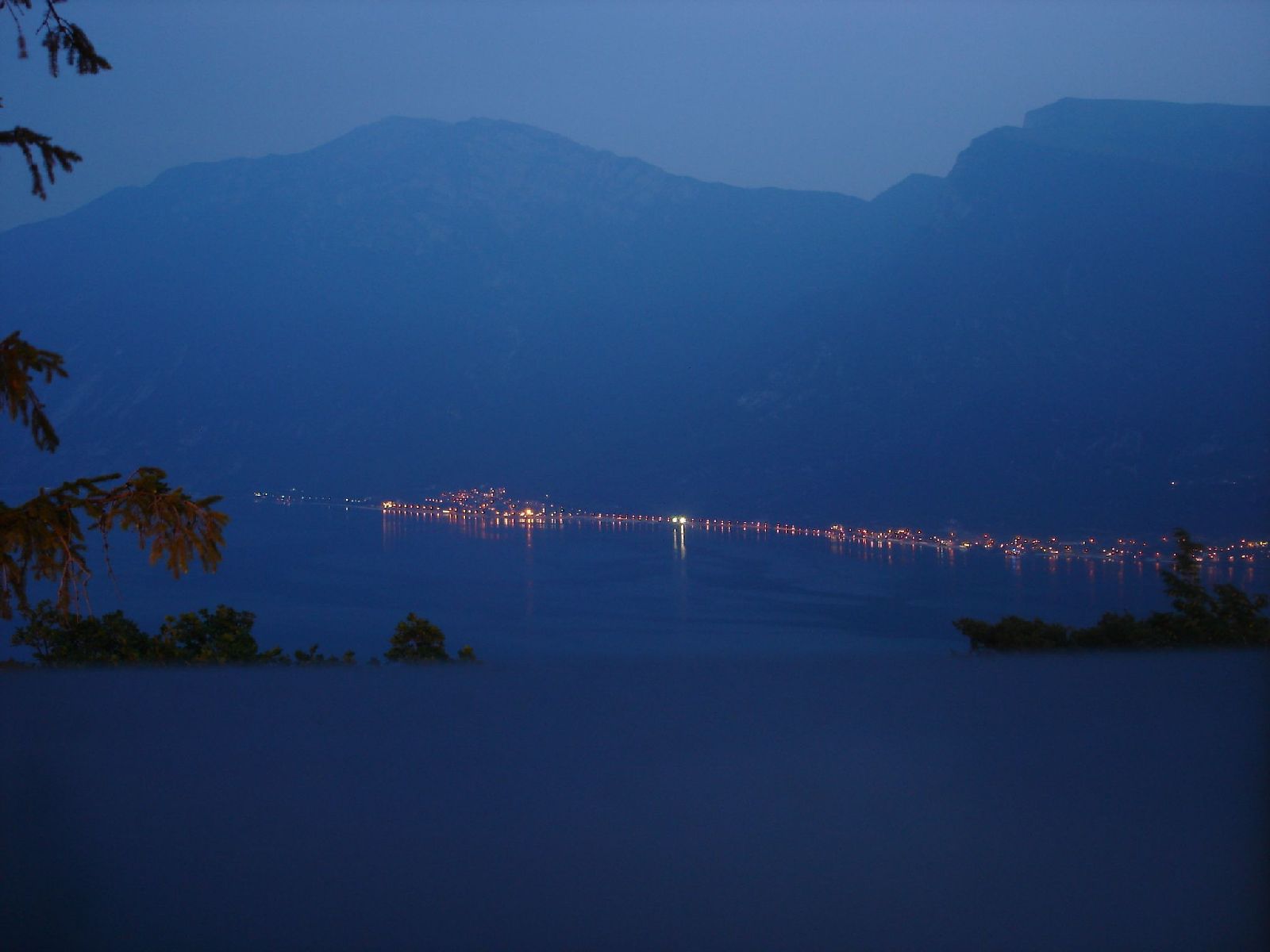 Jezero Garda in blue