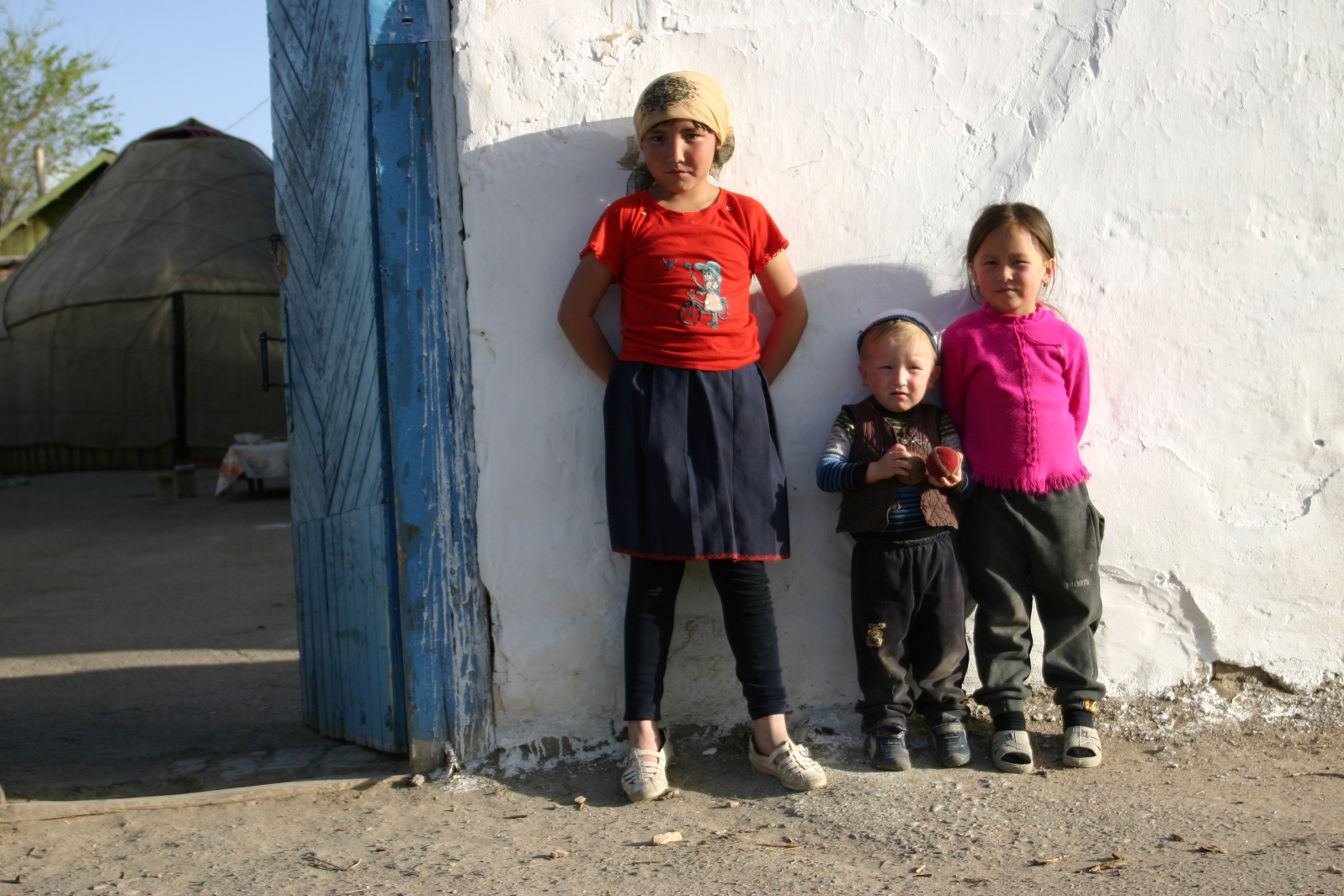 I kyrgyzské děti se ukazují