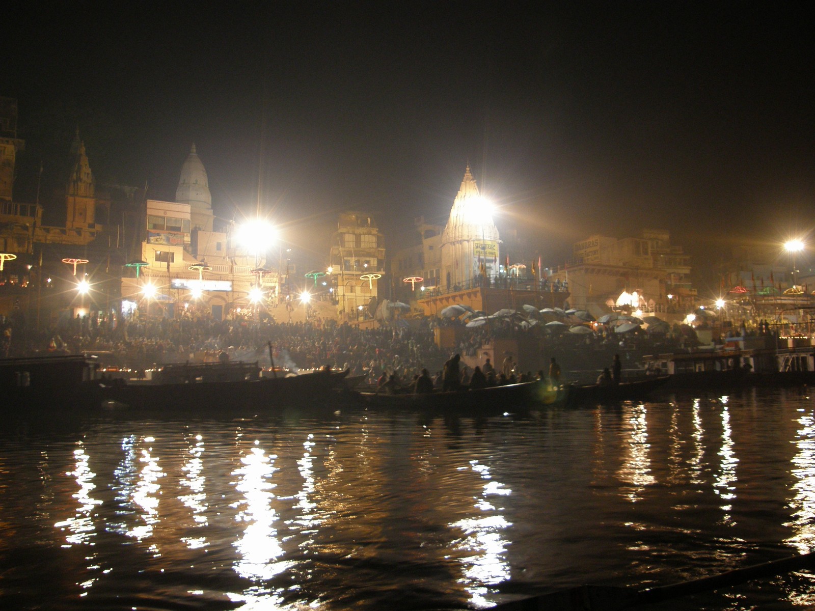 Večerní obřad na břehu řeky Gangy