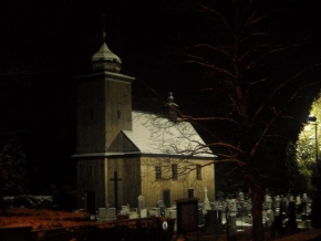 Královna zima - Zasněžený kostel v temnu