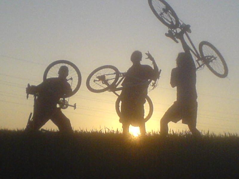 Cyklisté,při západu slunce