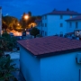 Svítila lampa, bylo po dešti
