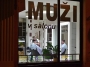 Muži v salonu