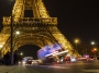 Život okolo Eiffel tower nikdy nespí 